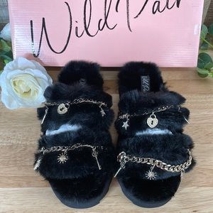 Wild Pair Paiyge Chain Slippers 7M NWT